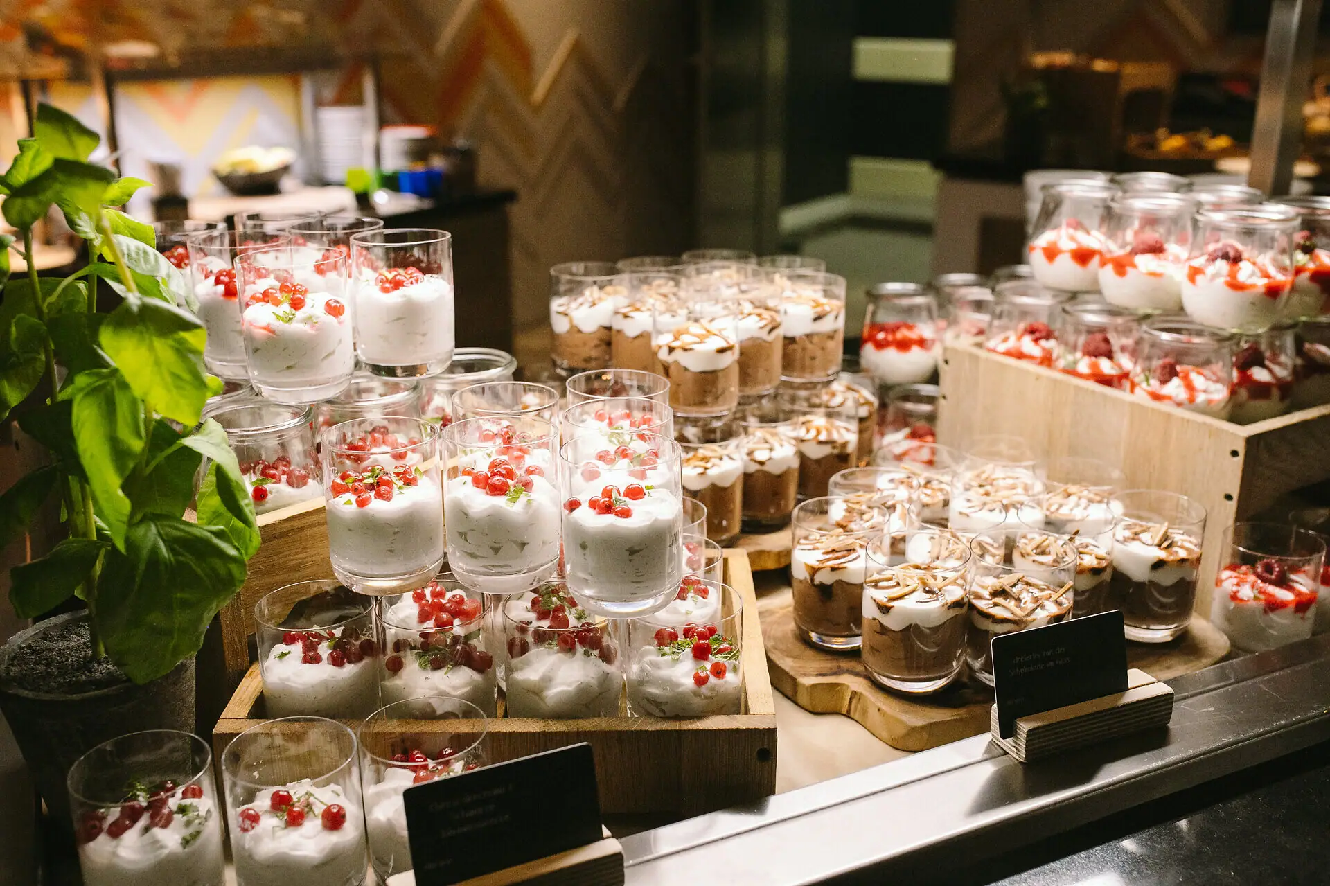 Ein Buffet voller Desserts.