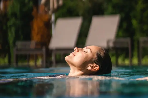 Eine Frau schwimmt in einem Pool.