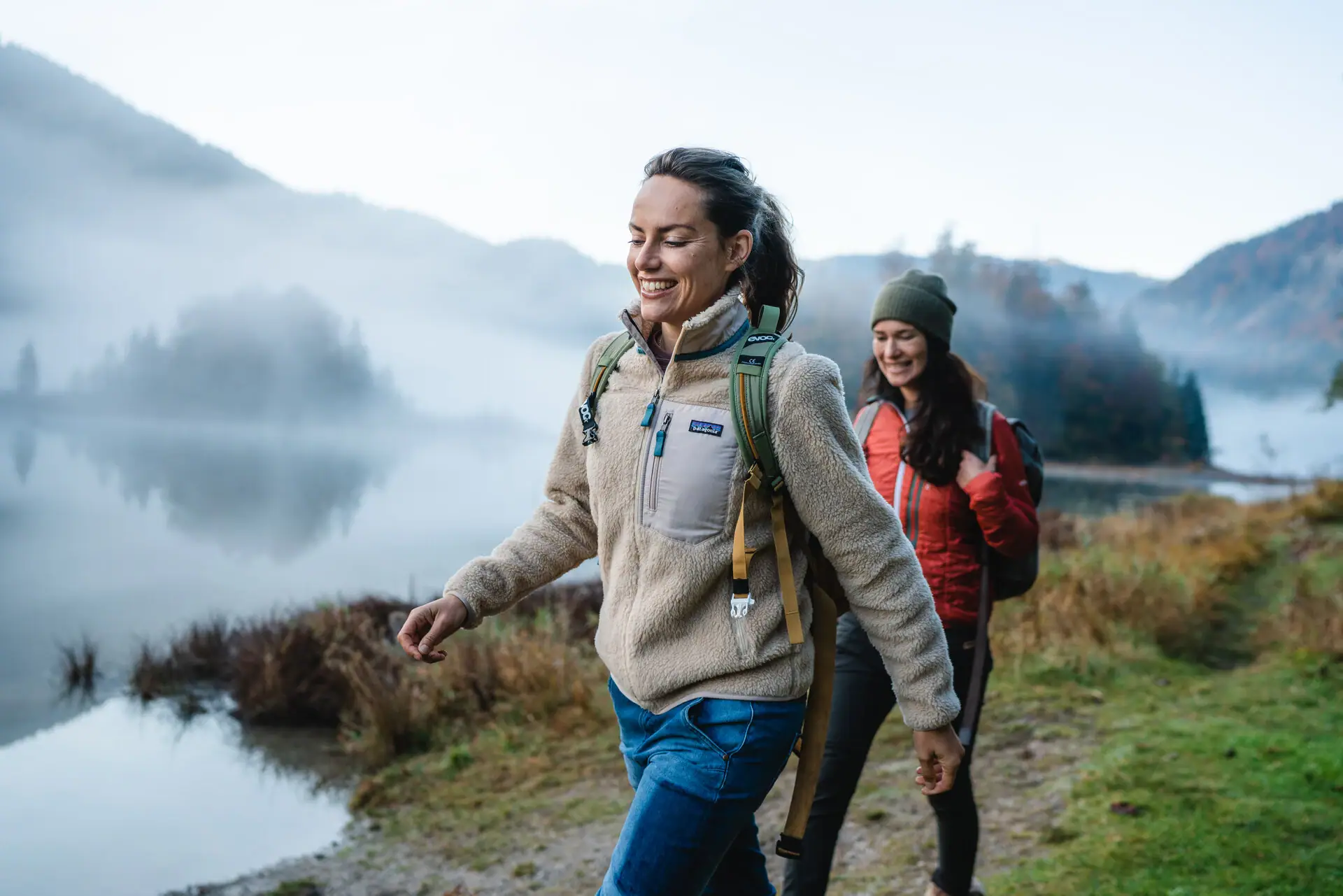 Eine Frau mit Rucksack beim Wandern im Freien.