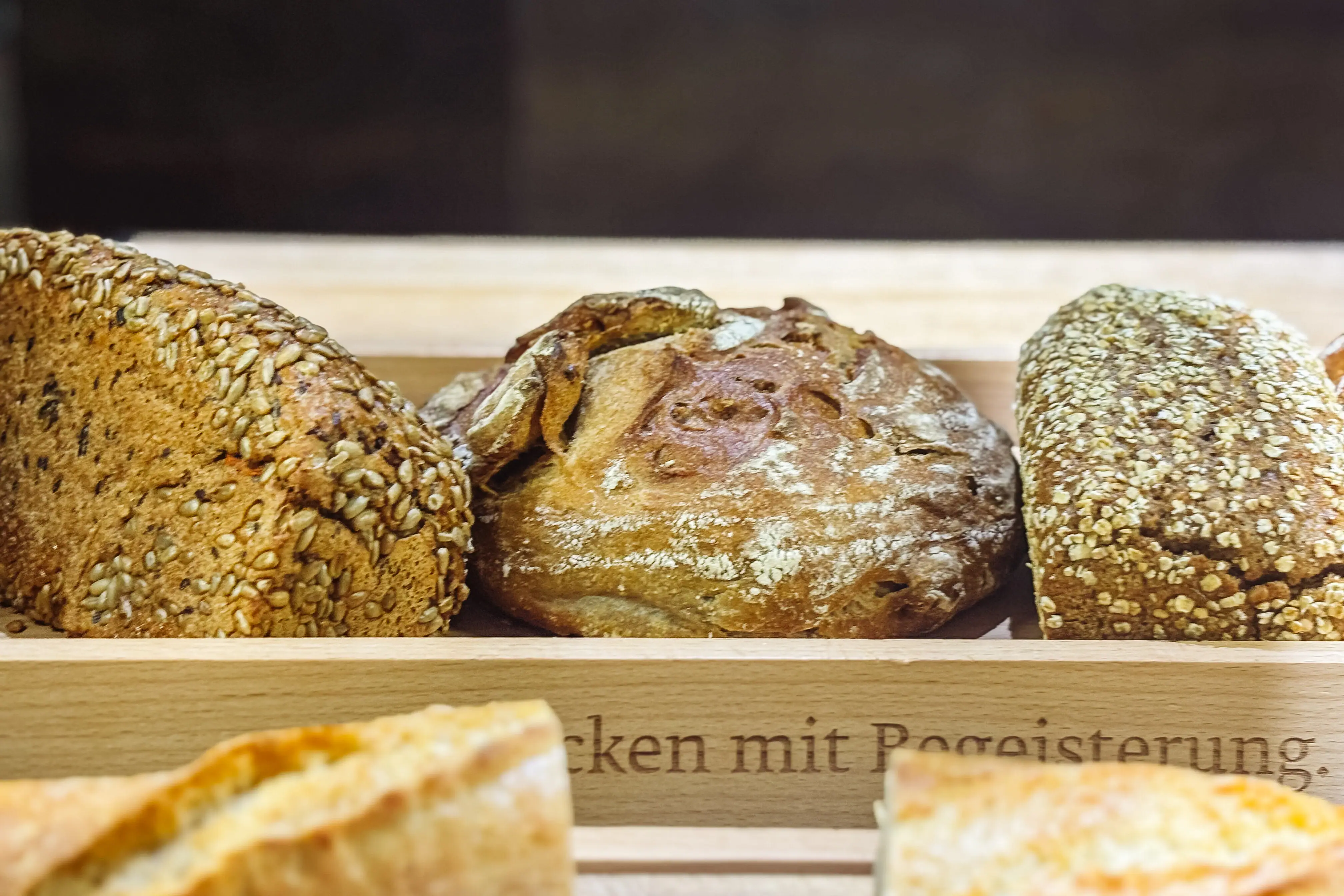 Verschiedene Brotsorten in einer Holzkiste.