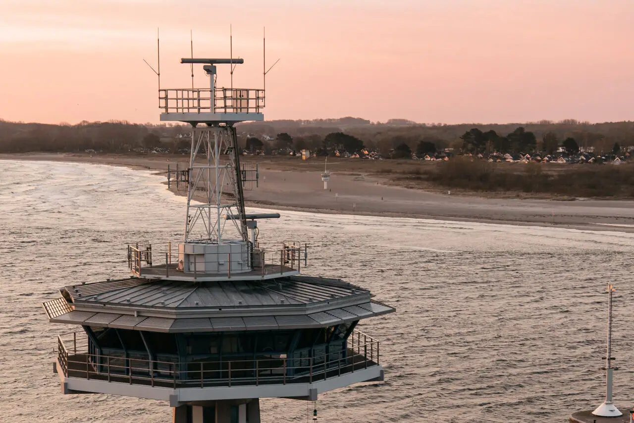 Priwall Die Spitze des Turmes auf dem Priwall in Travemünde mit dem Meer im Hintergrund.