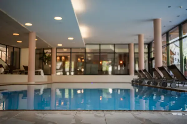 Hallenbad in einem Gebäude mit Wasser und Decke.