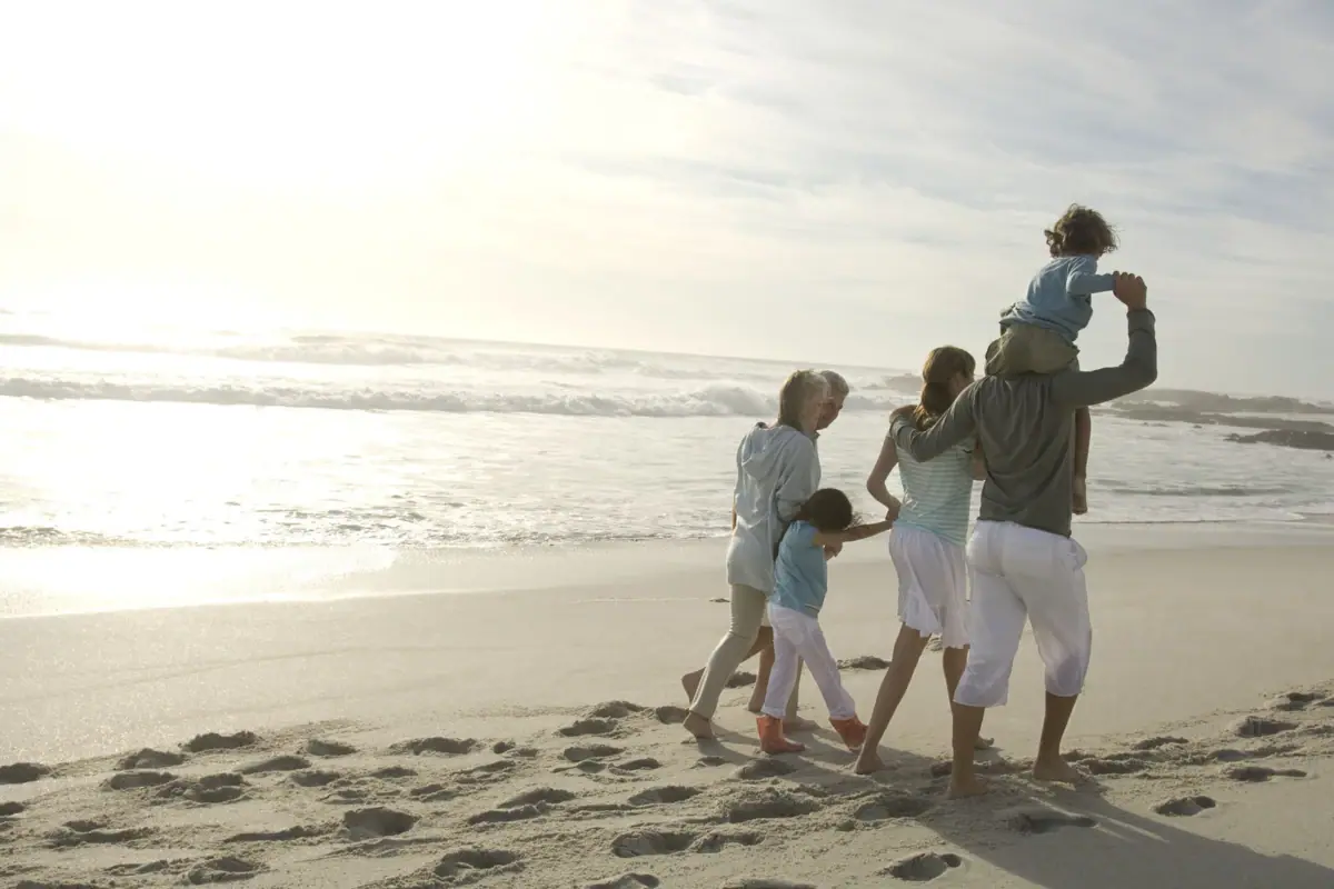 Eine Familie spaziert am Strand.