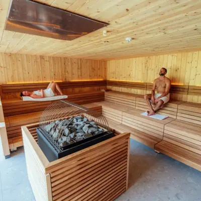 Ein Mann und eine Frau in einer Sauna.