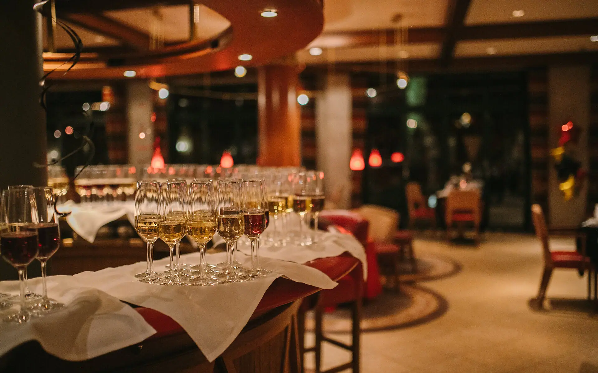 Sekt zu Silvester Zwei Personen stoßen mit Sektgläsern an.