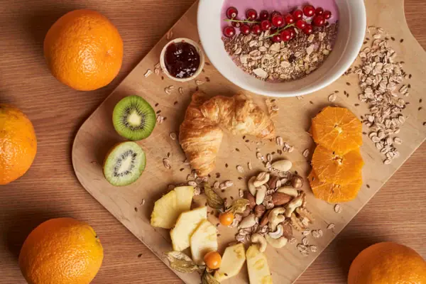 Ein Teller mit Obst und eine Schüssel Joghurt.
