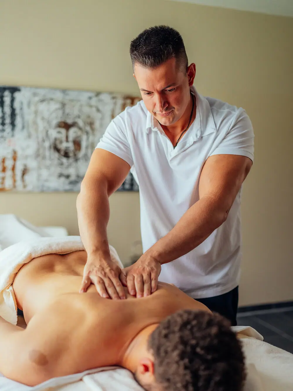Rückenmassage Mann bekommt eine Rückenmassage