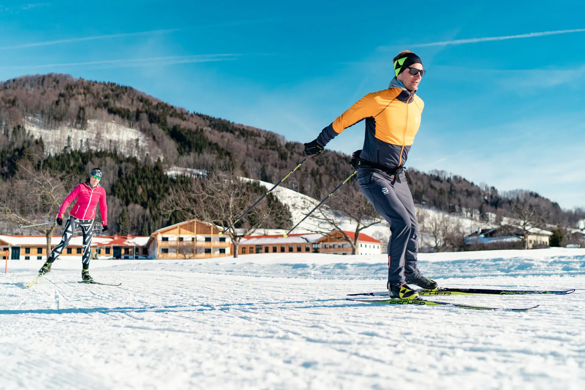 Langlauf Ein Mann beim Skifahren auf einem verschneiten Hang.