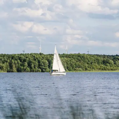 Segelboot auf einem See.