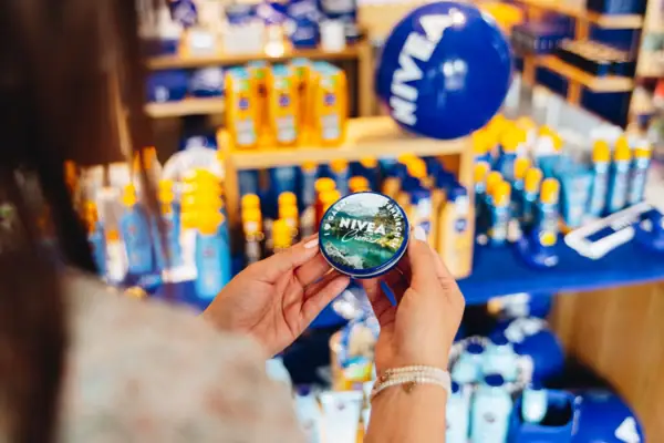 NIVEA Creme Dose Eine Person hält einen Behälter mit Creme.