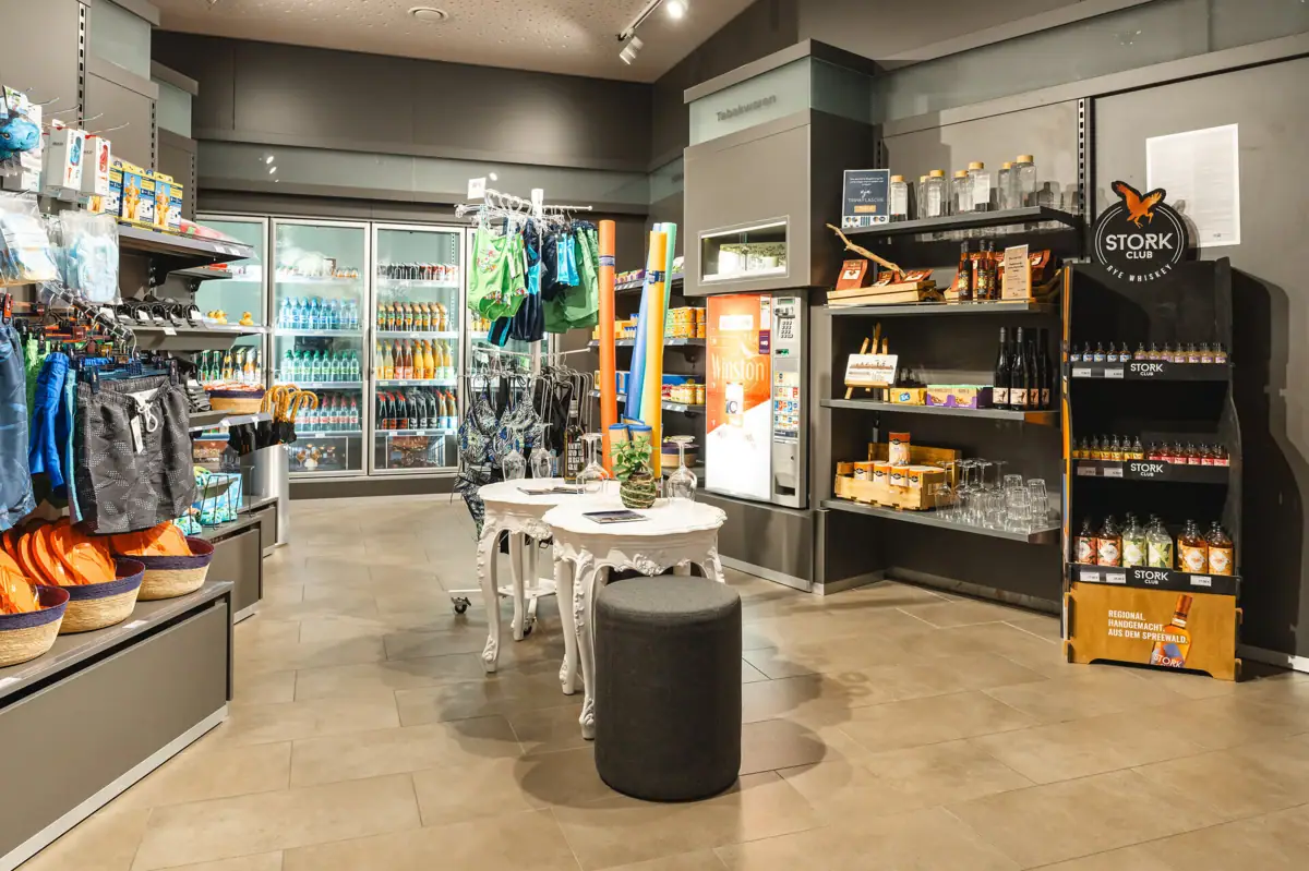 Shop Ein Geschäft mit Regalen voller Getränke.