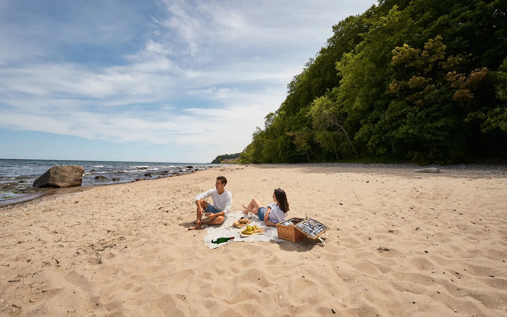 Luftaufnahme eines Strandes an der Ostsee.
