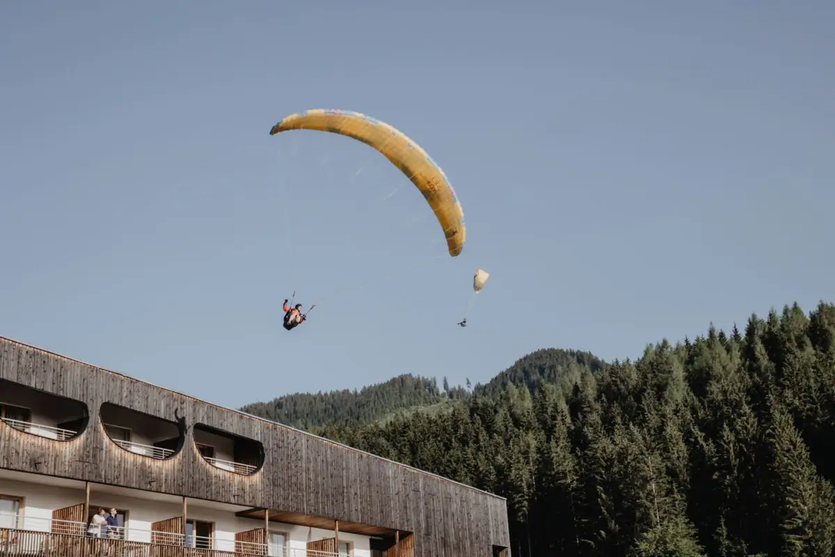Person beim Paragliding im Himmel.