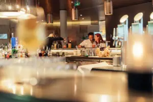 Ein Mann und eine Frau an einer Bar.