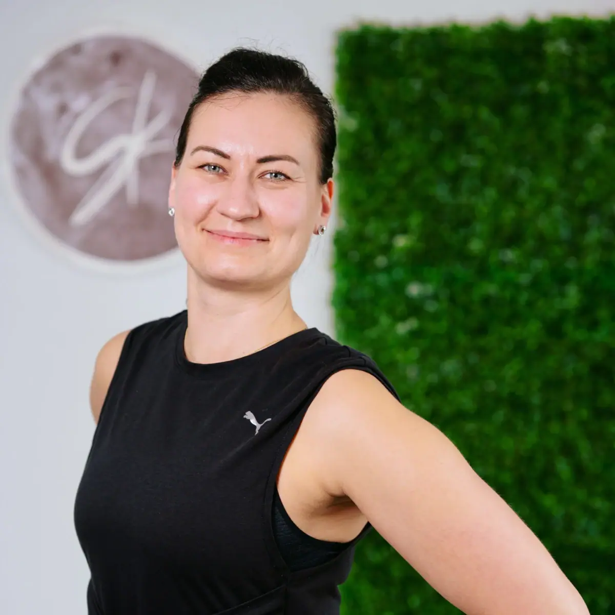 Eine Frau in einem schwarzen Shirt.