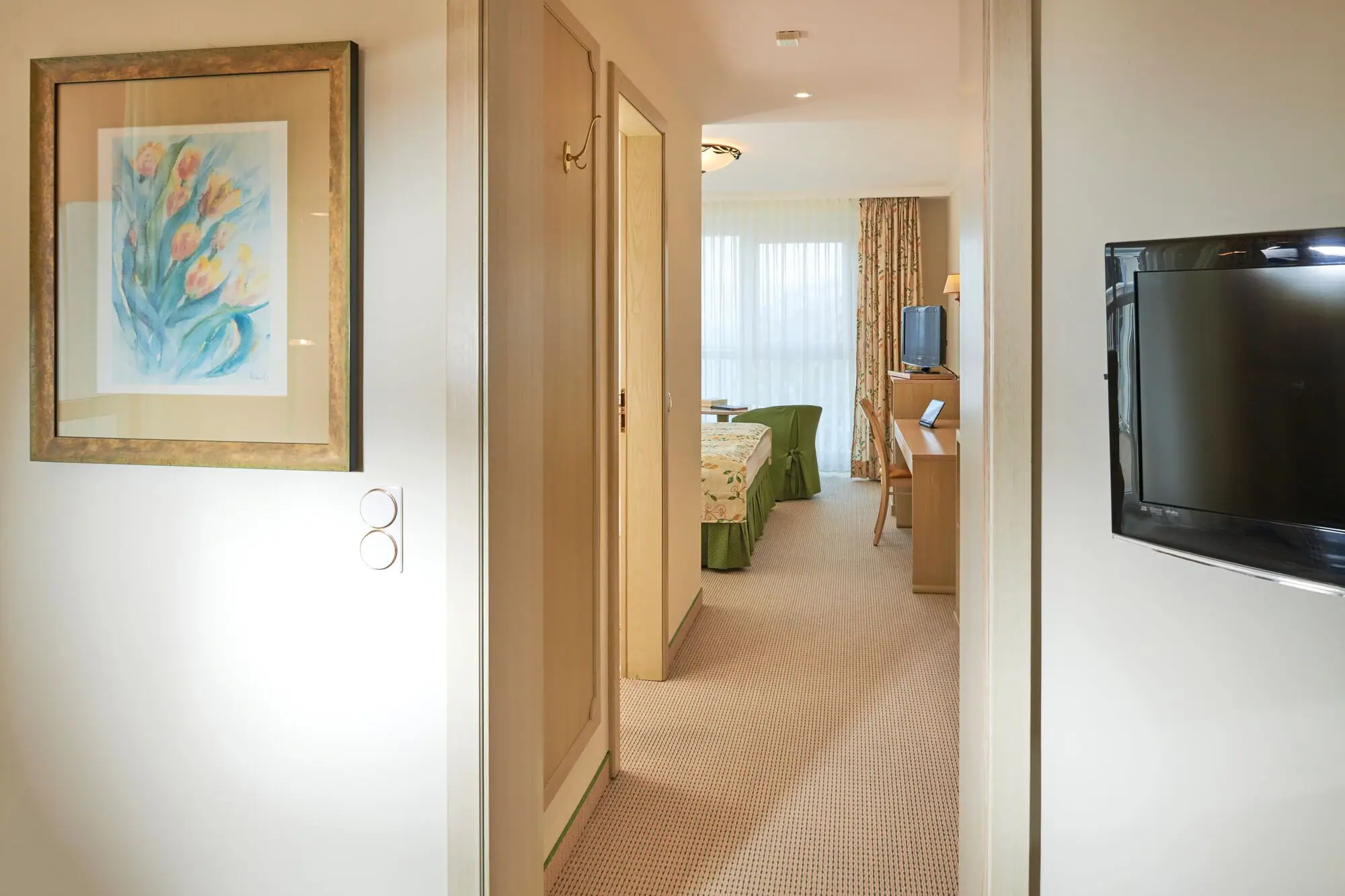 Flur mit Fernseher und Tisch