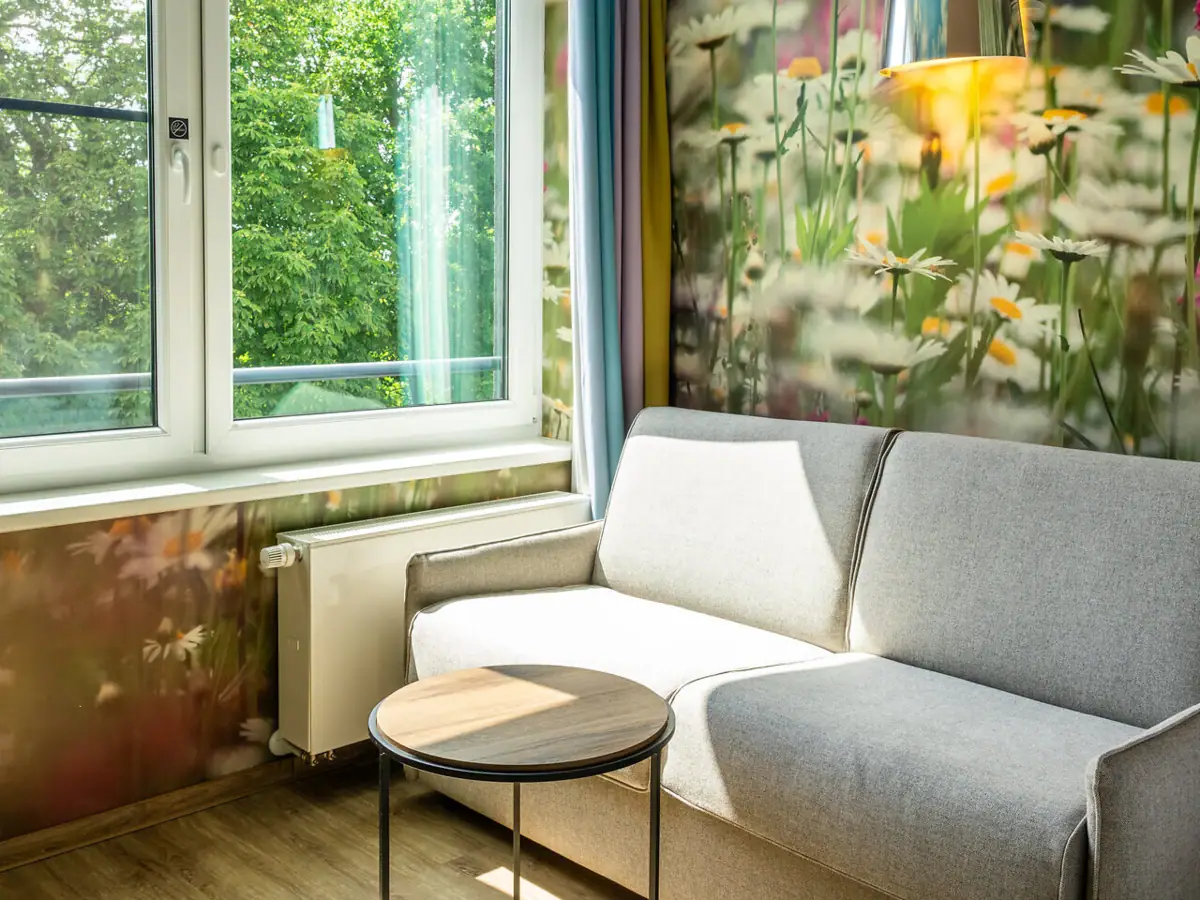 Urlaub in Bad Saarow Couch und Tisch in einem Raum mit Tapete.