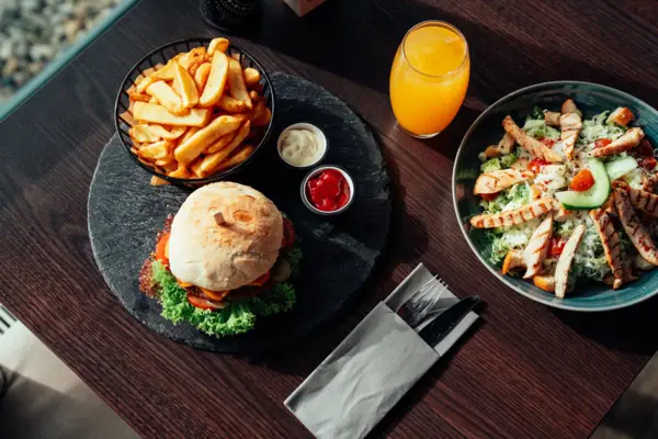 Ein Teller mit Fast Food auf einem Tisch.