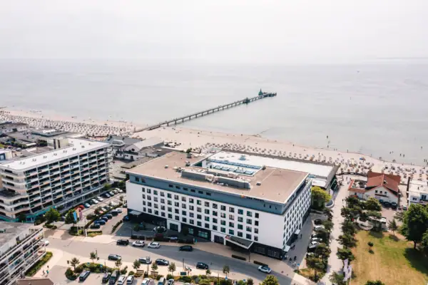 Ein Gebäude neben einem Strand.