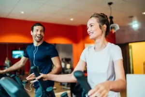 Ein Mann und eine Frau im Fitnessstudio.