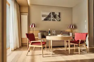 Ein Raum mit einem Tisch und Stühlen.