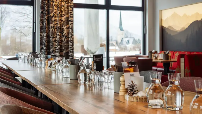 Ein Tisch mit Gläsern und ein paar Gläser darauf.