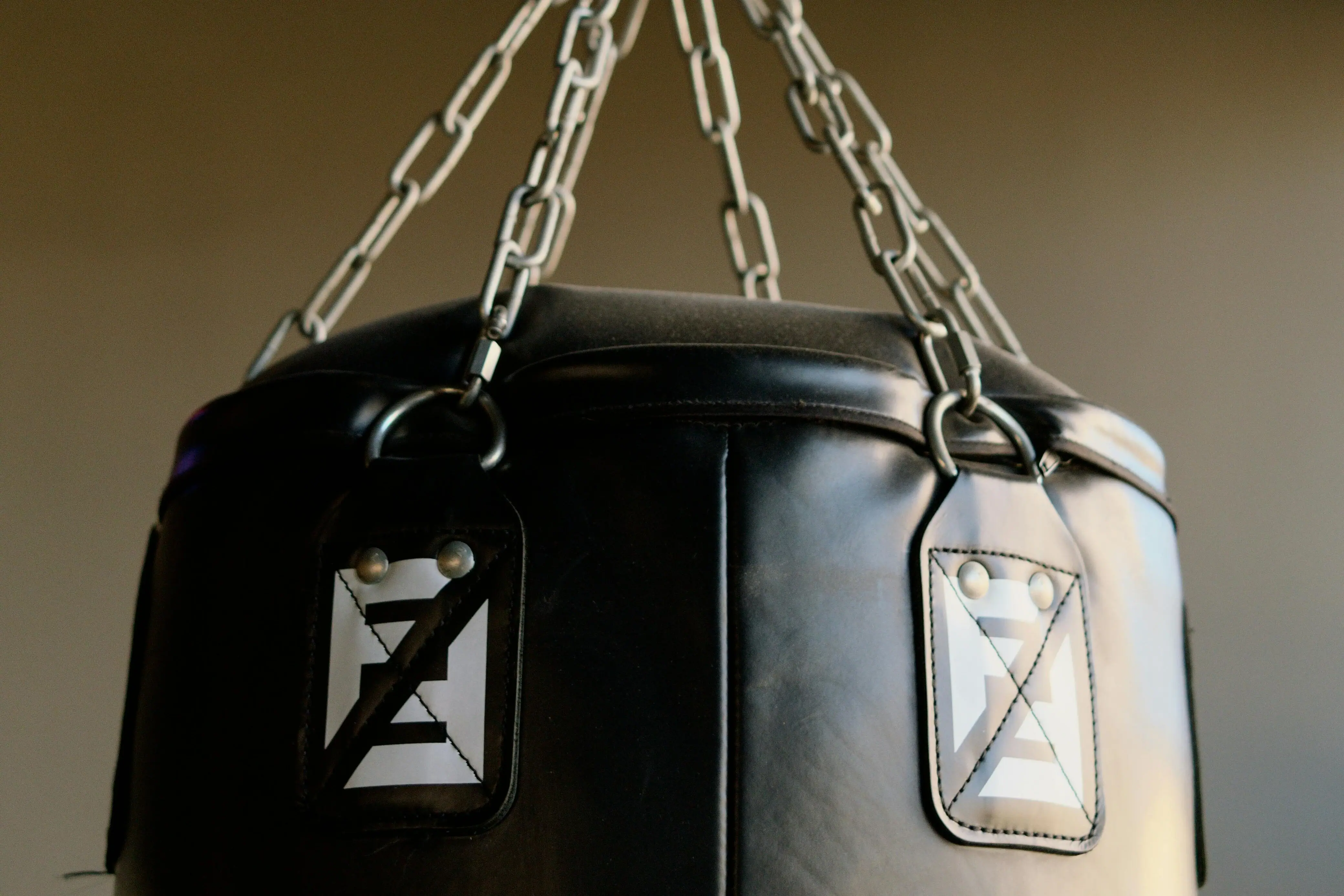 Ein Boxsack, der an einer Kette hängt.