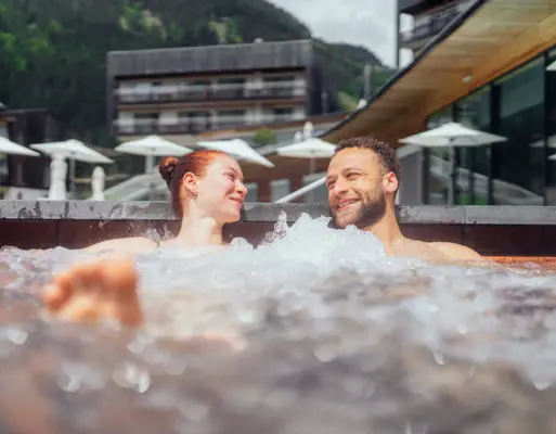 Whirlpool Ein Mann und eine Frau in einem Whirlpool.