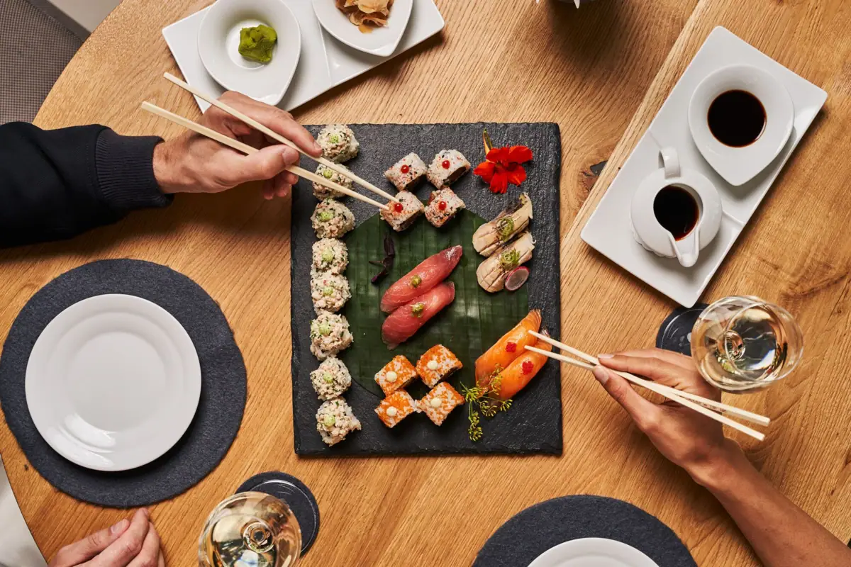 Sushi Eine Gruppe von Menschen isst Sushi.