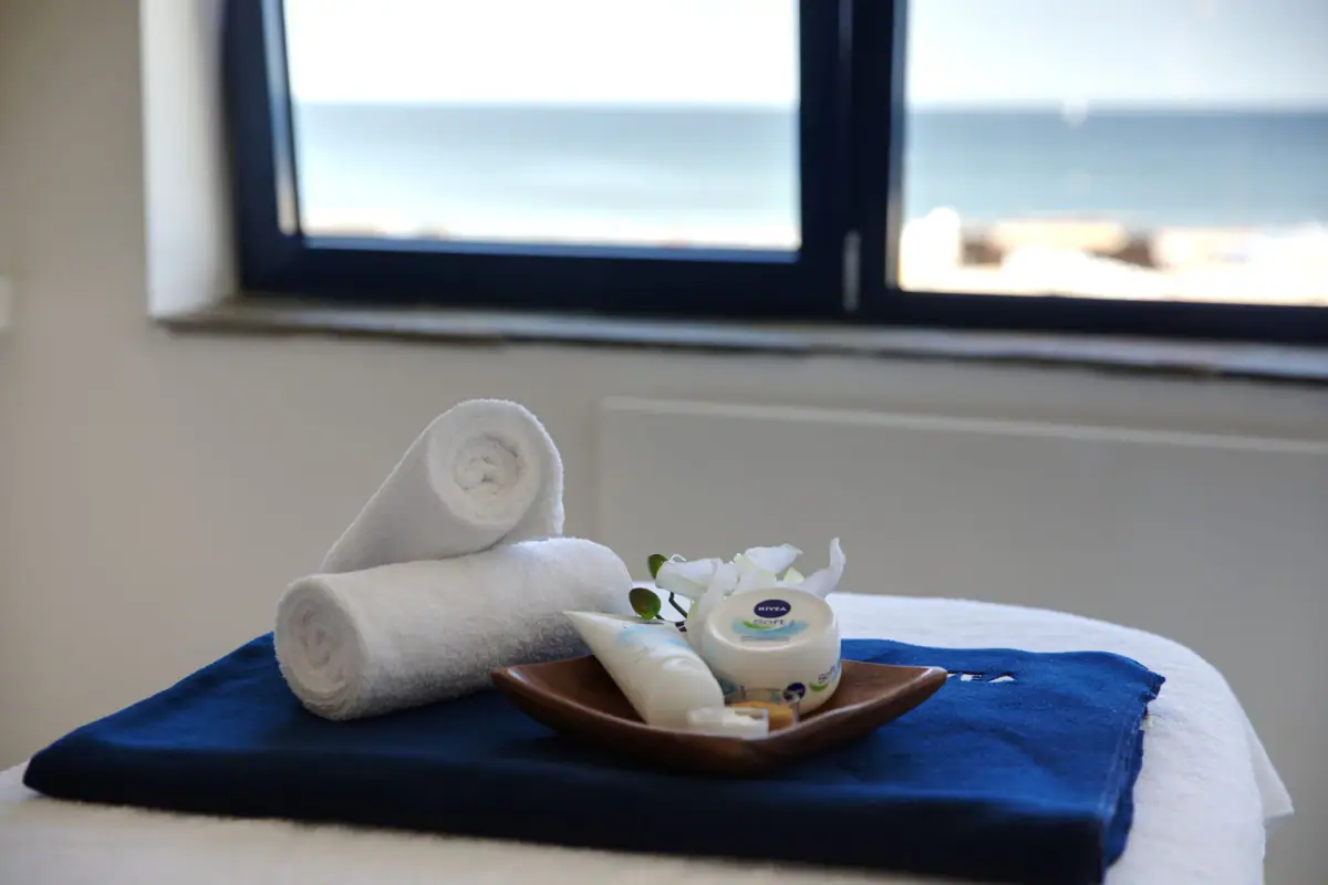 Ein Teller mit Creme und gerollten Handtüchern.