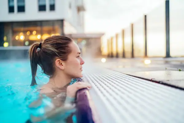 Außenpool Frau in einem Schwimmbecken