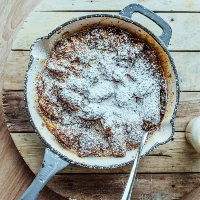 Auflauf Topf mit Essen und Puderzucker