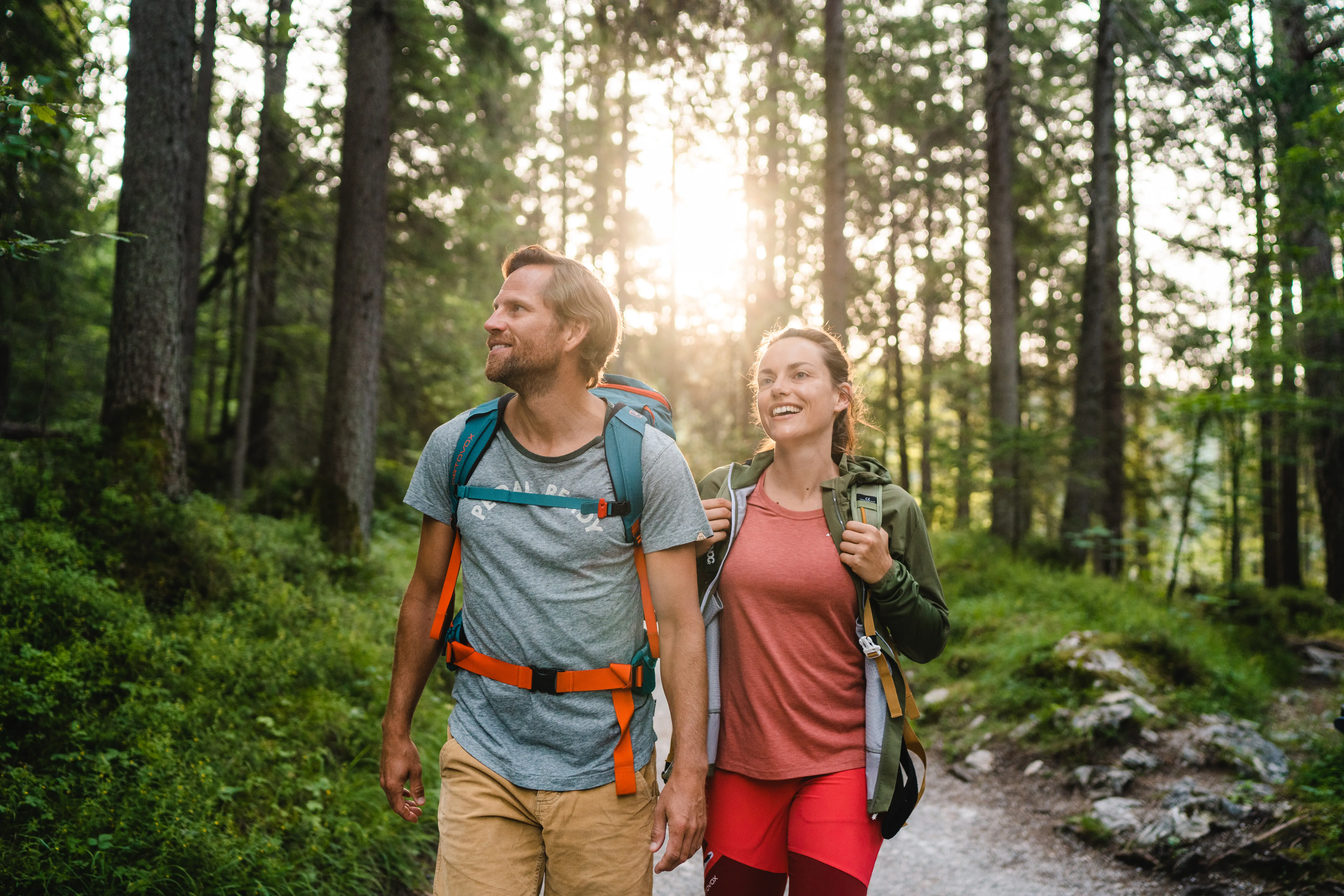 Panoramaberg Wank Ein Mann und eine Frau wandern durch einen Wald.