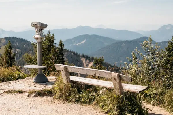Eine Bank mit Fernglas auf einem Berg.