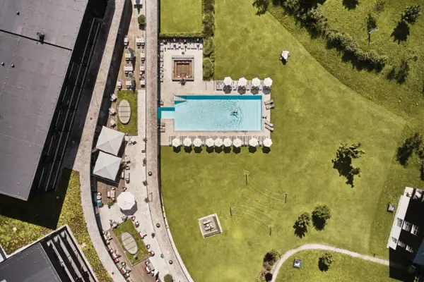 Luftaufnahme eines Pools und einer Rasenfläche