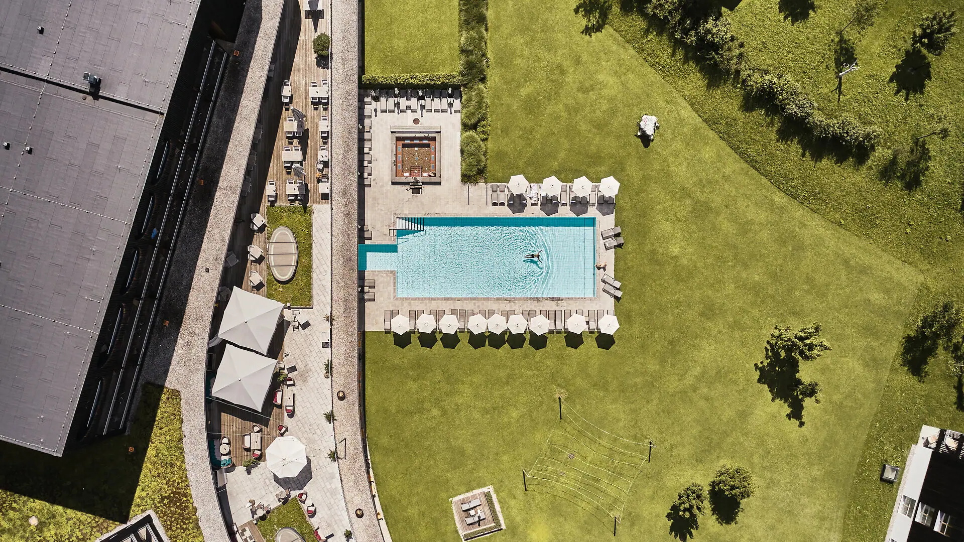 Der Pool vom aja Bergresort Werfenweng von oben.