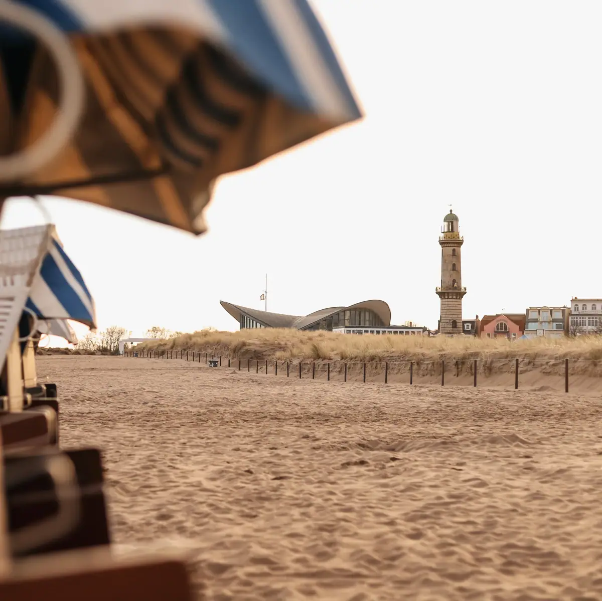 Strand Warnemünde Strand mit Stühlen und Sonnenschirmen