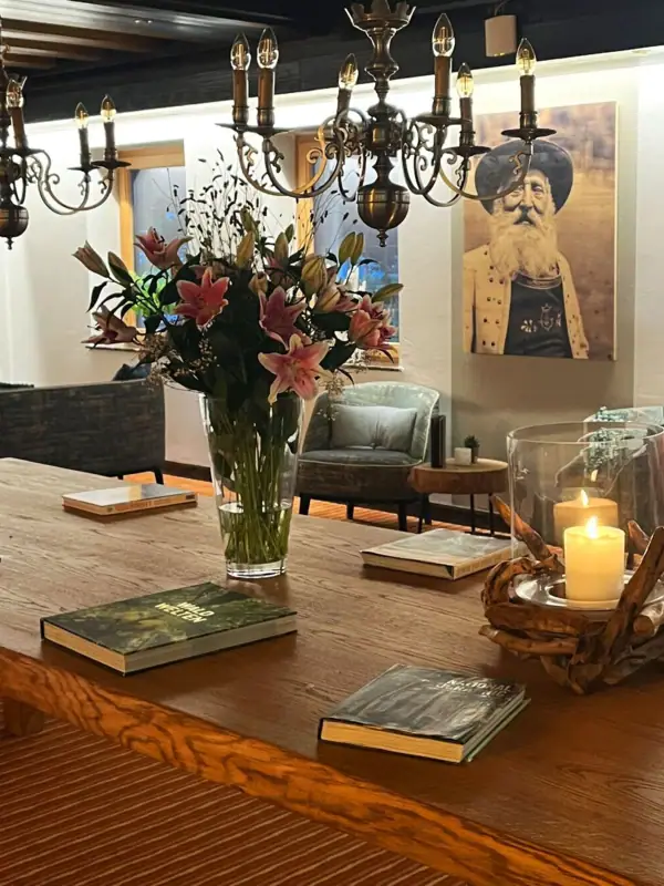 Lounge Ein Tisch mit Büchern und einer Vase mit Blumen.