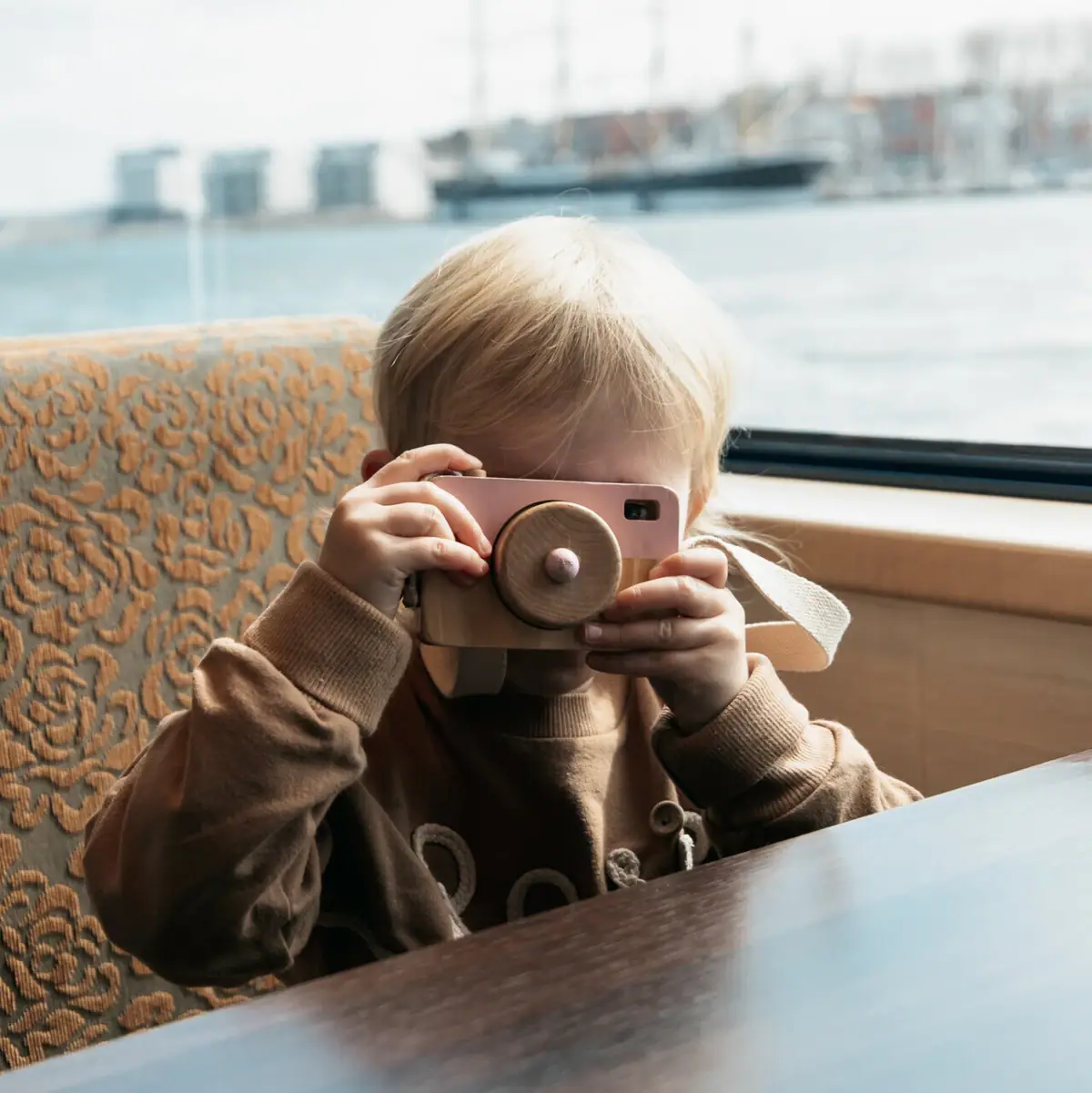 Ein Kind hält eine Kamera.