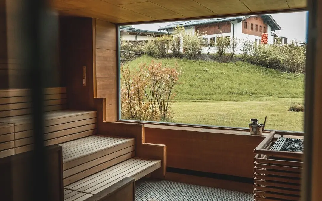 Sauna im aja Werfenweng mit Bänken und Fenster.