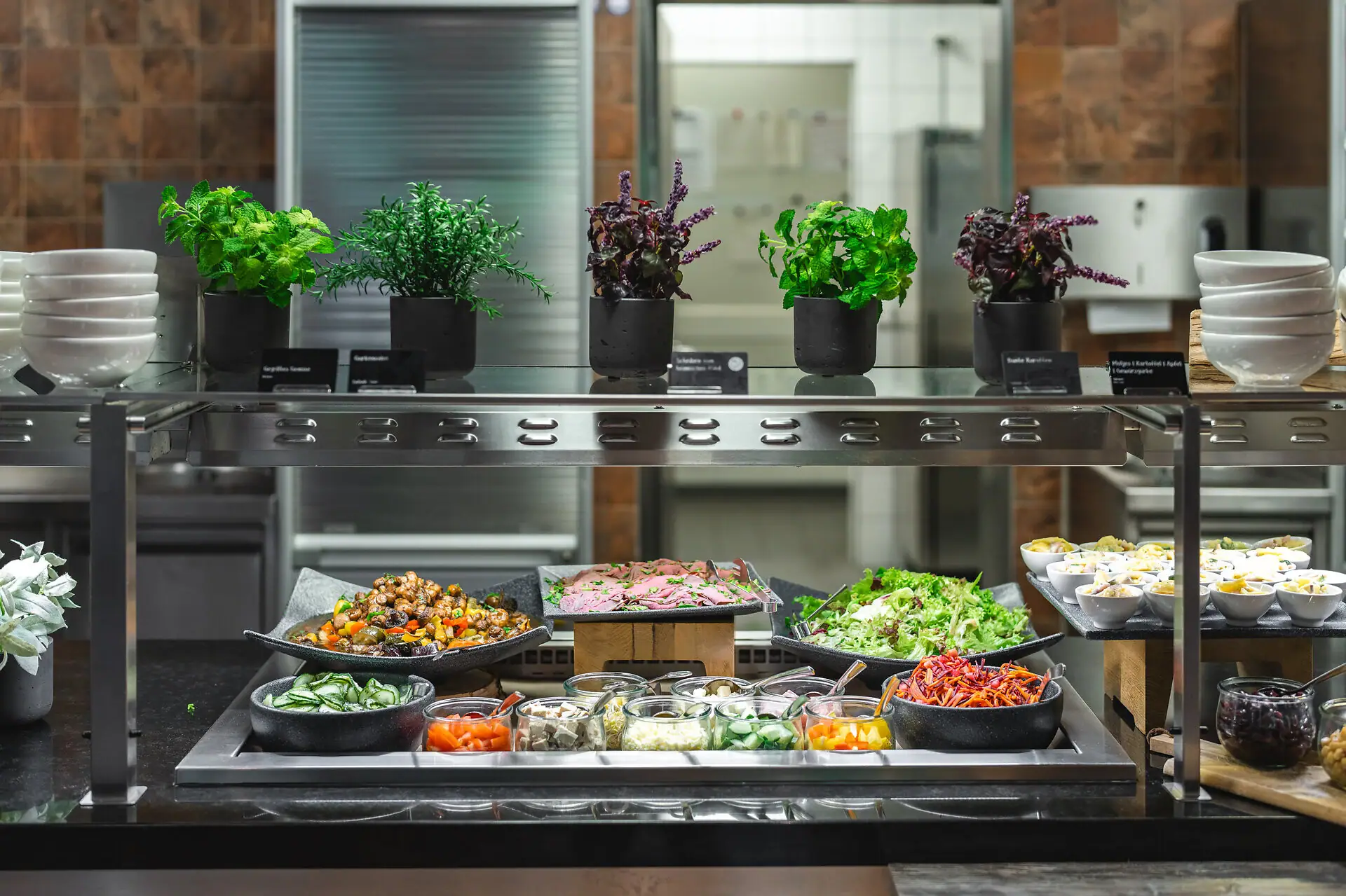 Vorspeisen Lebensmittel auf einem Regal im Innenbereich.