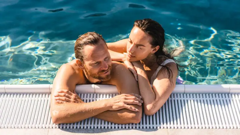 Außenpool Ein Mann und eine Frau im Schwimmbecken.