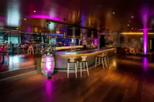 Bar Ein Fass und Hocker an einer Bar.