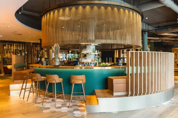 Bar Eine runde Bartheke mit Stühlen.