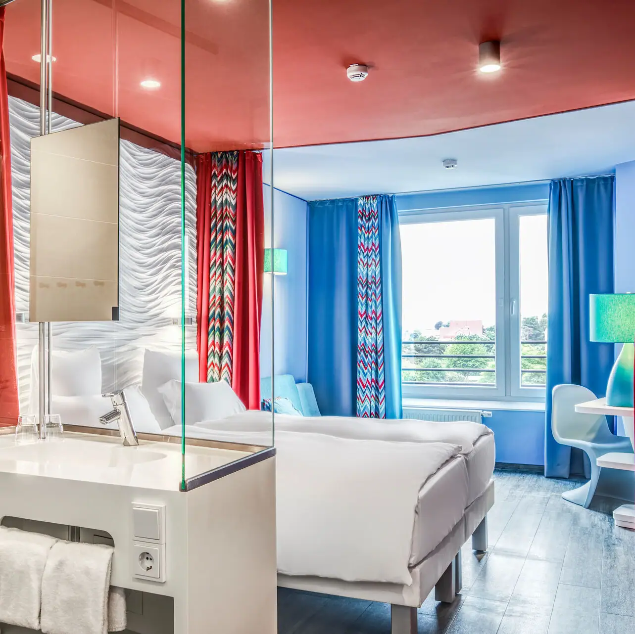 Ein Zimmer mit einem Doppelbett und einem Waschbecken.