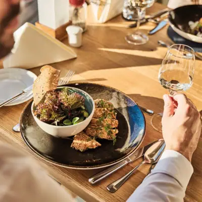 Restaurant Werfenweng Ein Mann isst eine Mahlzeit von einem Teller.