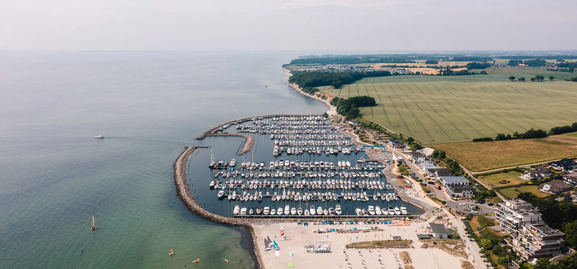 Der Yachthafen von Grömitz mit vielen Booten im Wasser.