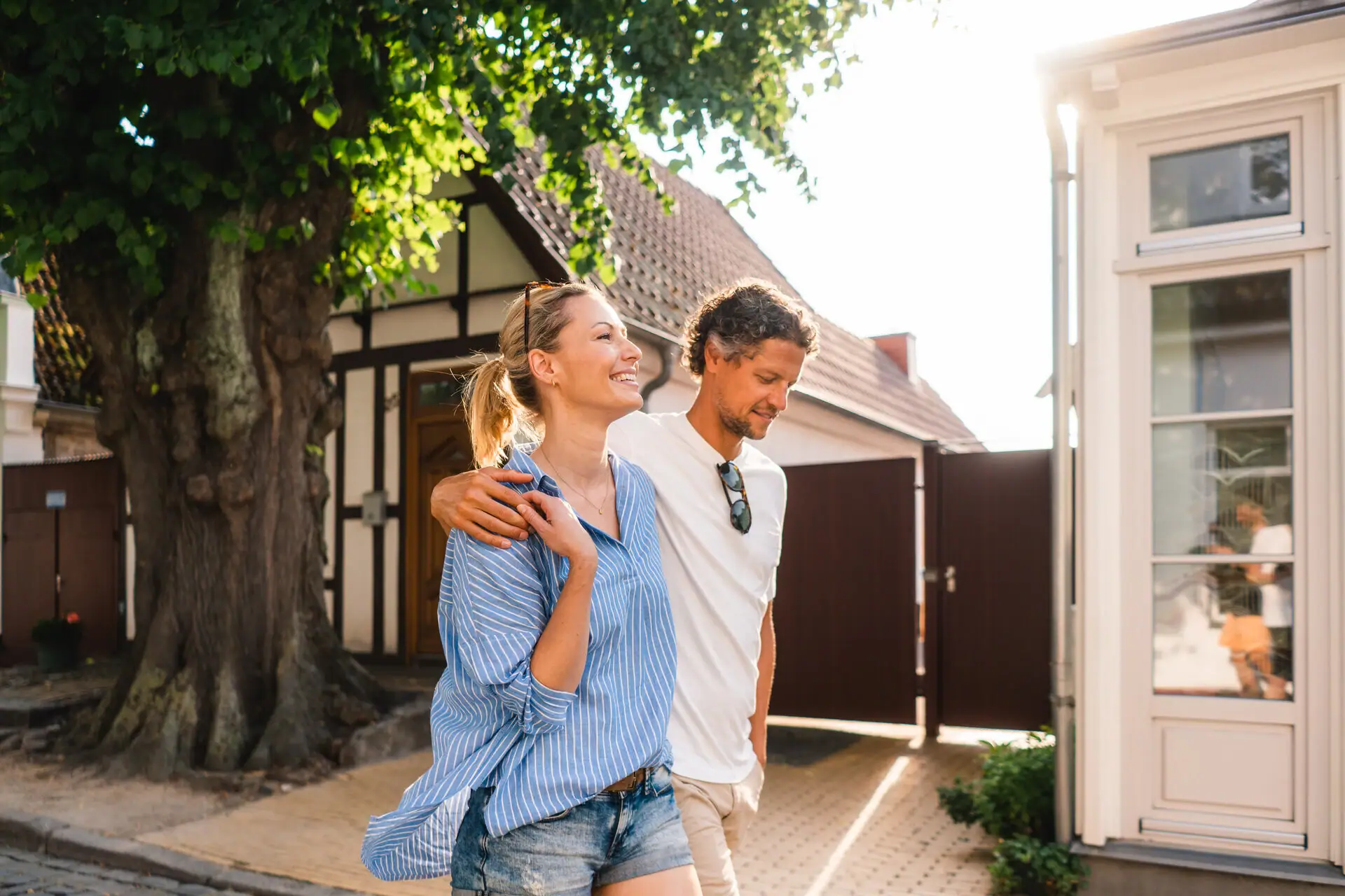 Ein Mann und eine Frau gehen auf einem Bürgersteig spazieren.