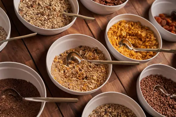 Eine Gruppe von Schüsseln mit Müsli und Cerealien.