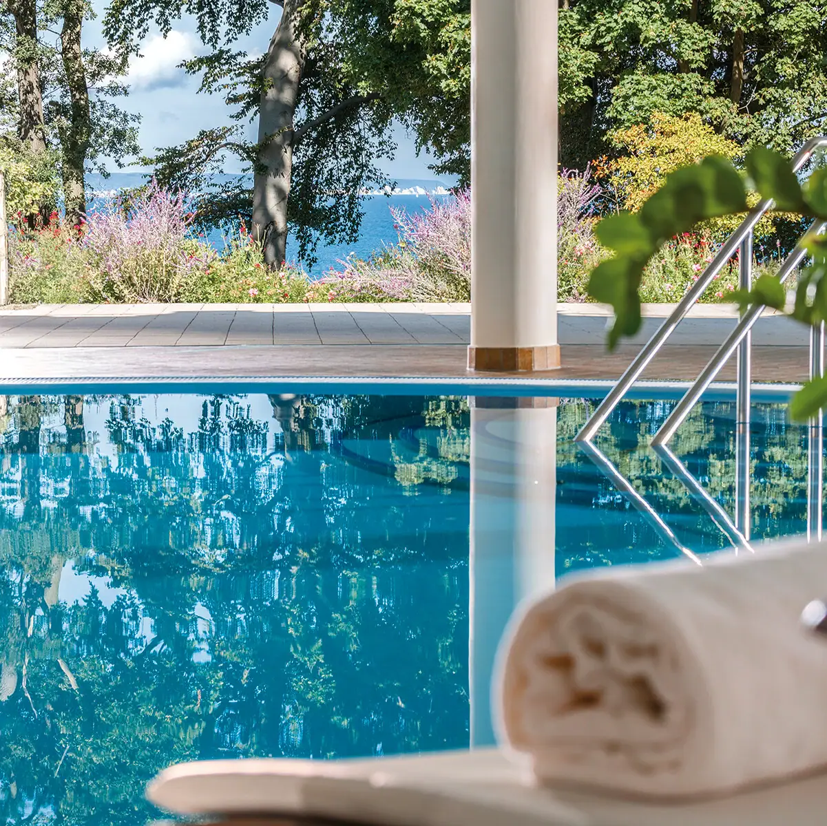 Ein Pool mit einem Handtuch und einem Geländer.